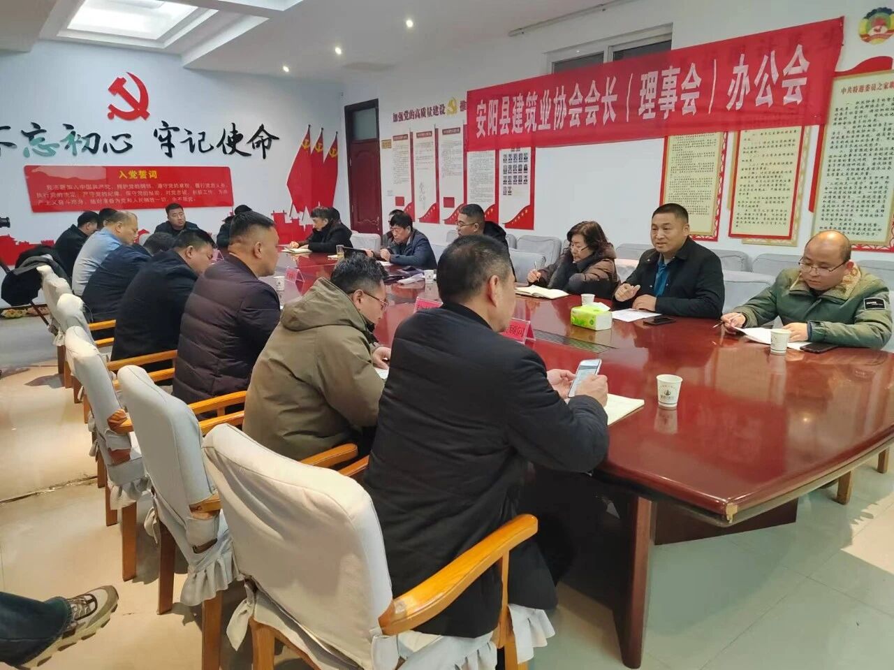 县建筑业协会组织召开建筑业新年交流座谈会
